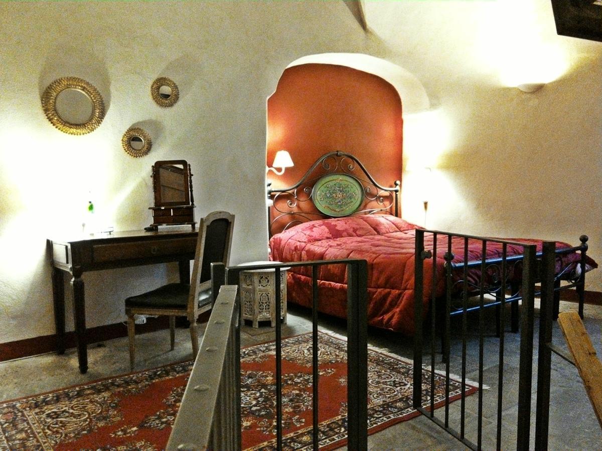 Castello Di Compiano Hotel Relais Museum Room photo